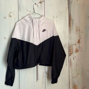 Worn once, good condition, no threads hanging out, no damage strings